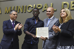 O vereador Luciano Marcantônio entregou a distinção a Mor Ndiaye