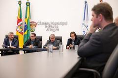 Presidente Hamilton Sossmeier se reúne com vereadores para discutir a revogação da lei que institui o Dia do Patriota