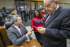 Movimentação de plenário, alunos da escola Municipal de Ensino Fundamental Saint Hilaire, distriuem para vereadores o projeto de financiamento para a viagem da equipe de robótica para a Mostra Nacional de Robótica.