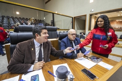 Movimentação de plenário, alunos da escola Municipal de Ensino Fundamental Saint Hilaire, distriuem para vereadores o projeto de financiamento para a viagem da equipe de robótica para a Mostra Nacional de Robótica.