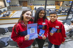 Movimentação de plenário, alunos da escola Municipal de Ensino Fundamental Saint Hilaire, distriuem para vereadores o projeto de financiamento para a viagem da equipe de robótica para a Mostra Nacional de Robótica.