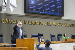 Movimentação de plenário, na tribuna vereador Pedro Ruas