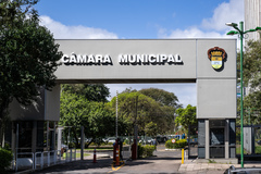 Pórtico de acesso ao estacionamento da Câmara Municipal de Porto Alegre