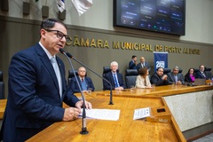 Na tribuna, o presidente do Legislativo, vereador Hamilton Sossmeier (PTB)