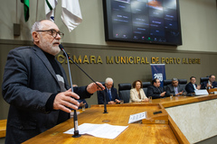 Na tribuna, vereador Pedro Ruas (PSOL)
