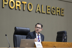 Movimentação de plenário. Na mesa o Presidente Hamilton Sossmeier.