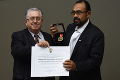 O vereador Adeli Sell entregou o diploma e a medalha ao homenageado (d)