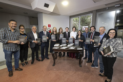 Lançamento do livro Câmara e Memória — Legislaturas da Câmara Municipal de Porto Alegre 1947-1988, e abertura da exposição. Na foto, vereadores e ex-vereadores com o livro