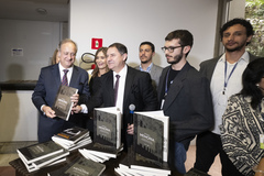 Lançamento do livro Câmara e Memória — Legislaturas da Câmara Municipal de Porto Alegre 1947-1988, e abertura da exposição. Na foto, entrega do livro ao ex-vereador Vieira da Cunha