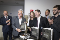 Lançamento do livro Câmara e Memória — Legislaturas da Câmara Municipal de Porto Alegre 1947-1988, e abertura da exposição. Na foto, entrega do livro ao ex-vereador Nelcir Tessaro