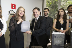 Lançamento do livro Câmara e Memória — Legislaturas da Câmara Municipal de Porto Alegre 1947-1988, e abertura da exposição. Na foto, entrega do livro à presidente da Escola do Legislativo, vereadora Lourdes Sprenger