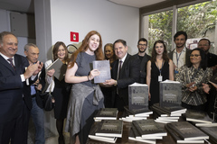 Lançamento do livro Câmara e Memória — Legislaturas da Câmara Municipal de Porto Alegre 1947-1988, e abertura da exposição. Na foto, entrega do livro à filha do ex-vereador Marcos Klassmann