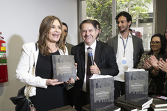 Lançamento do livro Câmara e Memória — Legislaturas da Câmara Municipal de Porto Alegre 1947-1988, e abertura da exposição. Na foto, entrega do livro à vereadora Mônica Leal, procuradora especial da Mulher da Câmara