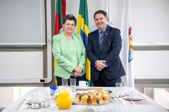 Presidente Hamilton Sossmeier recebeu a jornalista Rosane de Oliveira (Foto: Fernando Antunes/CMPA)