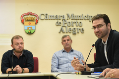 Sturmer (d) disse que falta de profissionais prejudica atendimento
