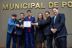 José Freitas e Diego Silva exibem o diploma em homenagem à Feneis