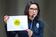 Movimentação de Plenário. Na tribuna, vereadora Comandante Nádia (PP)