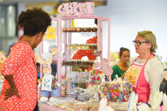 Um dos estandes oferece chocolates, bolos, biscoitos e coelhos