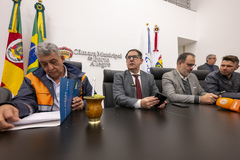 Prefeito Sebastião Melo entrega projeto que propõem a criação de Programa de Recuperação Emergencial e Auxílio Humanitário ao presidente Hamilton Sossmeier e vereadores.