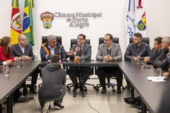 Prefeito Sebastião Melo (de laranja) foi recebido no Salão Adel Carvalho no final da manhã