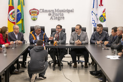 Prefeito Sebastião Melo entrega projeto que propõem a criação de Programa de Recuperação Emergencial e Auxílio Humanitário ao presidente Hamilton Sossmeier e vereadores.