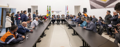 Prefeito Sebastião Melo entrega projeto que propõem a criação de Programa de Recuperação Emergencial e Auxílio Humanitário ao presidente Hamilton Sossmeier e vereadores.