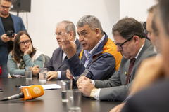 Prefeito Sebastião Melo entrega projeto que propõem a criação de Programa de Recuperação Emergencial e Auxílio Humanitário ao presidente Hamilton Sossmeier e vereadores.