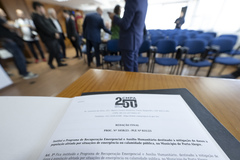 Presidente Hamilton Sossmeier e vereadores entregam lei de Recuperação Emergencial ao Prefeito Sebastião Melo