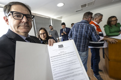 Presidente Hamilton Sossmeier e vereadores entregam lei de Recuperação Emergencial ao Prefeito Sebastião Melo