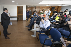 Presidente Hamilton Sossmeier e vereadores entregam lei de Recuperação Emergencial ao Prefeito Sebastião Melo