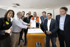 Presidente Hamilton Sossmeier e vereadores entregam lei de Recuperação Emergencial ao Prefeito Sebastião Melo