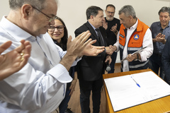 Presidente Hamilton Sossmeier e vereadores entregam lei de Recuperação Emergencial ao Prefeito Sebastião Melo