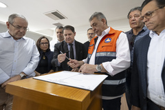 Presidente Hamilton Sossmeier e vereadores entregam lei de Recuperação Emergencial ao Prefeito Sebastião Melo