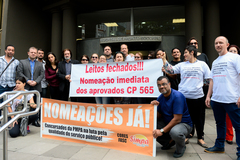 Vereadores conversaram com os servidores que se manifestavam