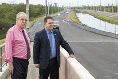 Presidente Hamilton Sossmeier, acompanhado do vereador Idenir Cecchim, visita novo trecho liberado da Avenida Severo Dullius, na Zona Norte da Capital