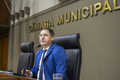 Movimentação de plenário. No destaque o presidente Hamilton Sossmeier.