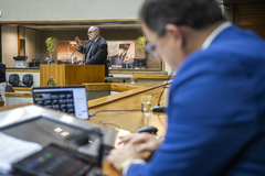 Movimentação de plenário. Na tribuna vereador Pedro Ruas.