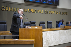 Movimentação de plenário. Na tribuna vereador Pedro Ruas.