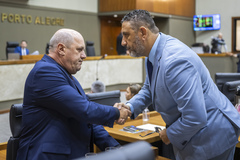Movimentação de plenário. Na imagem veradores Gilson Padeiro e Claudio Conceição.