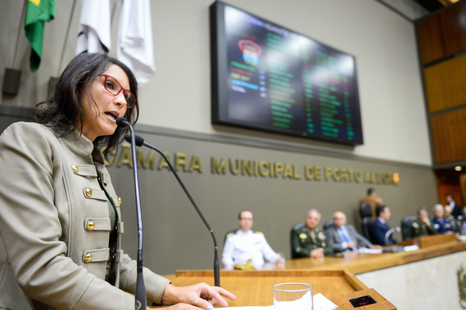 Período de Comunicações em homenagem ao Dia do Exército. Na foto, a vereadora Comandante Nádia.