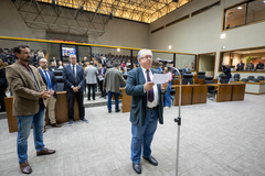 Movimentação de Plenário. Vereador Adeli Sell toma posse no legislativo municipal.