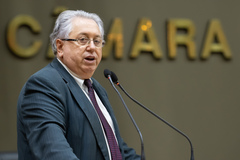 Movimentação de Plenário. Vereador Adeli Sell toma posse no legislativo municipal.