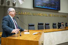 Movimentação de Plenário. Vereador Adeli Sell toma posse no legislativo municipal.