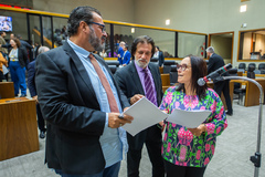 Movimentação de Plenário. Na imagem vereadores Claudio Janta, Aldacir Oliboni e vereadora Claudia Araujo.