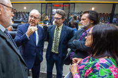 Movimentação de Plenário. Na imagem vereadores Pedro Ruas, Idenir Cecchim, Professor Alex Fraga, Aldacir Oliboni e vereadora Claudia Araujo.
