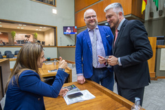 Movimentação de Plenário. Na imagem vereadora Mari Pimentel, vereadores Tiago Albretch e Ramiro Rosário.