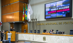 Movimentação de Plenário. Na tribuna vereadora Mônica Leal