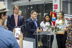 Presidente Hamilton Sossmeier prestigia a abertura da exposição Brumadinho de Braços Abertos.