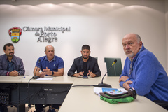 Francismar Siviero (D) apresentou o projeto Nadando pelos Cartões Postais