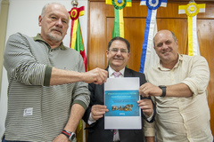Presidente Hamilton Sossmeier recebe o vereador Gilson Padeiro no gabinete da presidência
